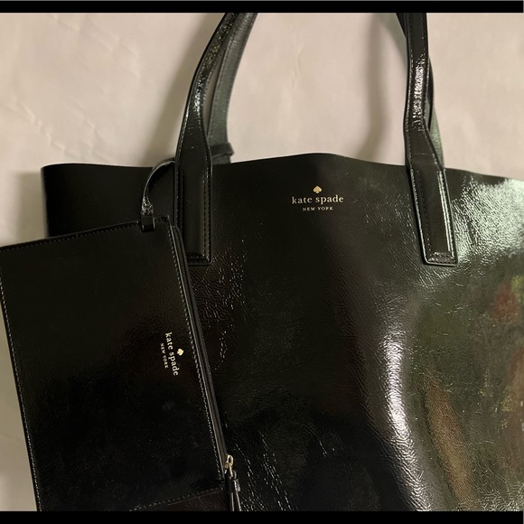 kate spade Handbags - Large Kate Spade ♠️ Reversible tote with clutch 🥰